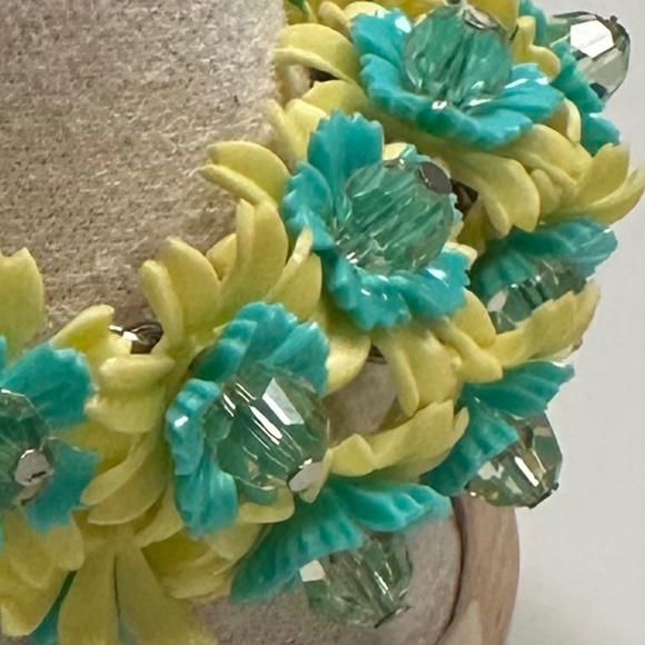 DANNY POLLAK - Playful Floral Bracelet in Yellow and Deep Turquoise Blue - Picture 2 of 13